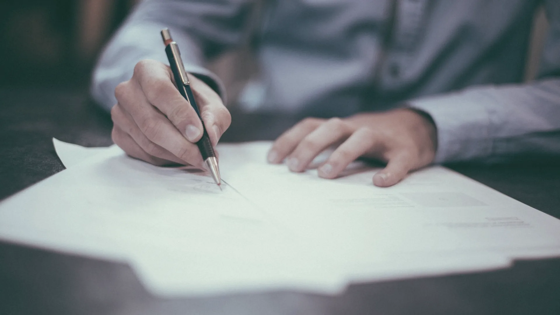 Primer plano de la firma de un documento comercial