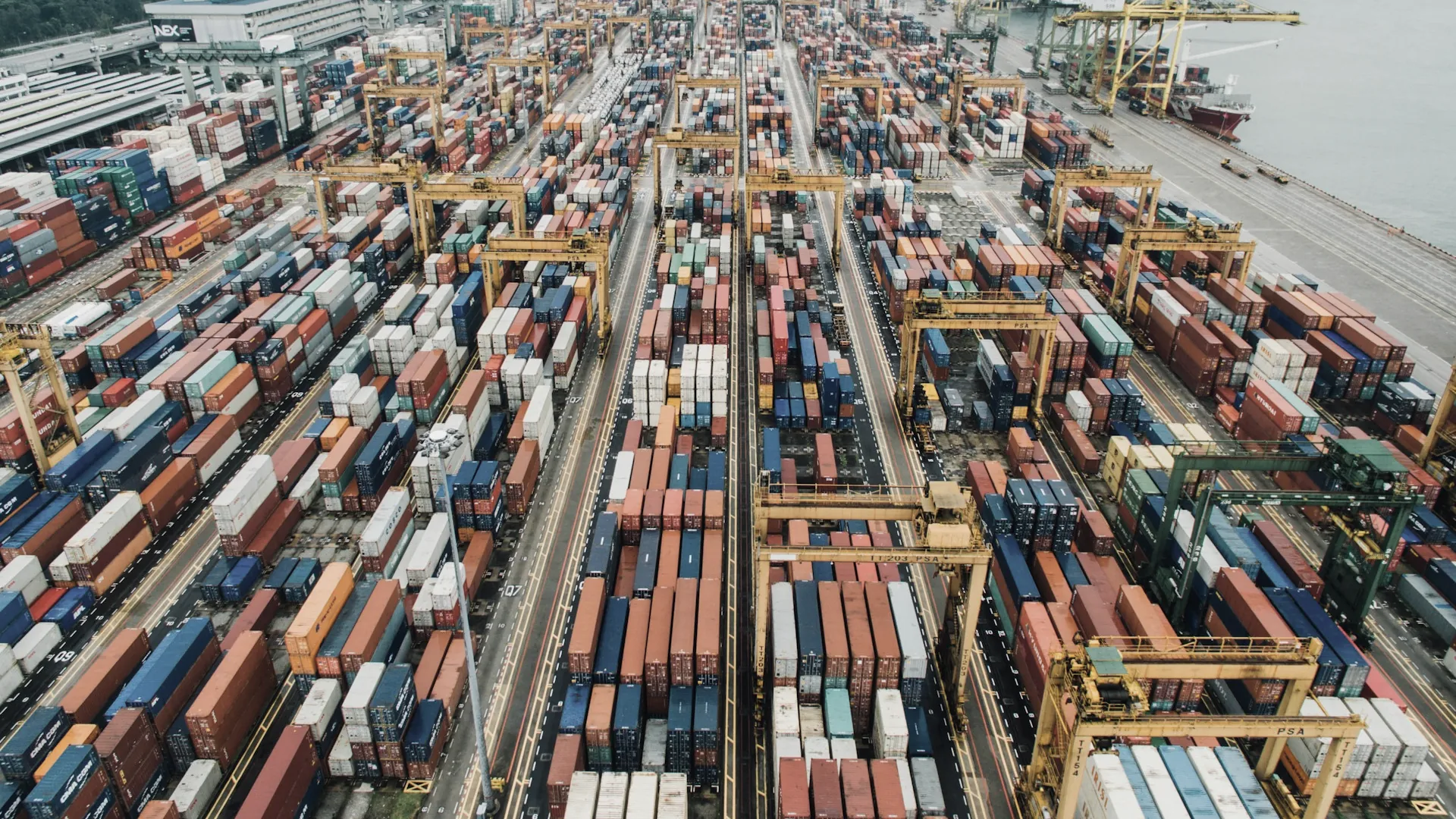 Un puerto de contenedores y una terminal de carga