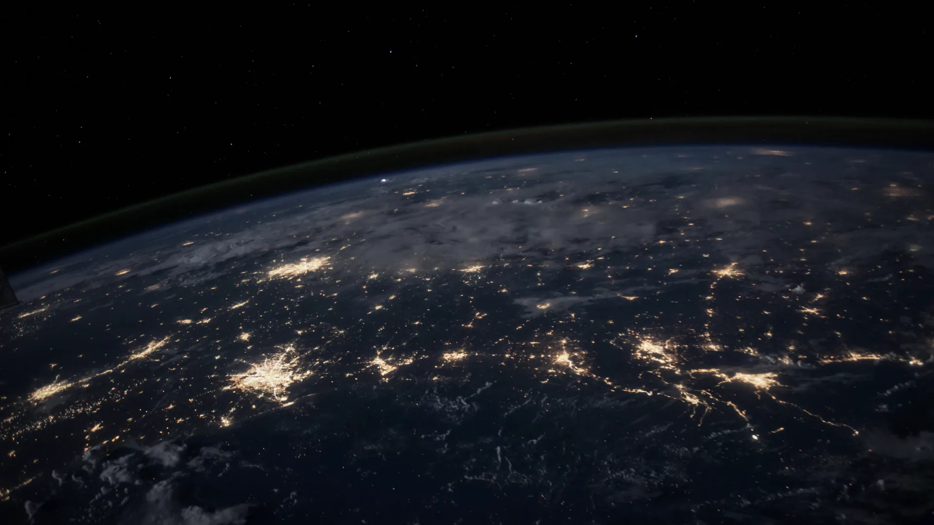 La Tierra de noche vista desde el espacio